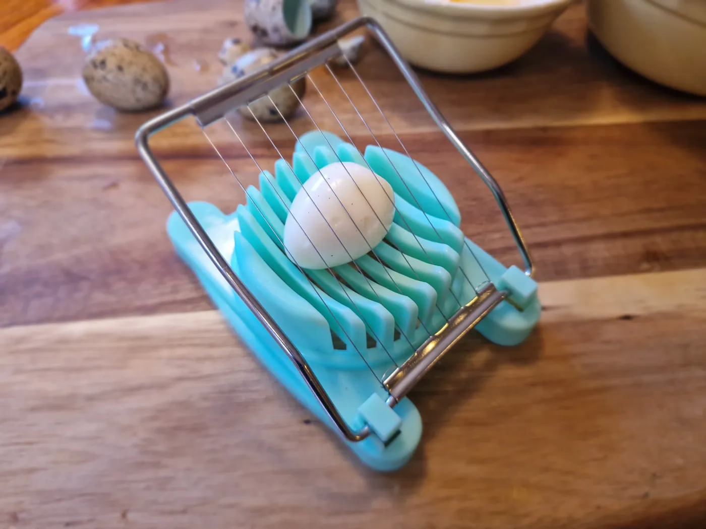 Small egg slicer for quail eggs