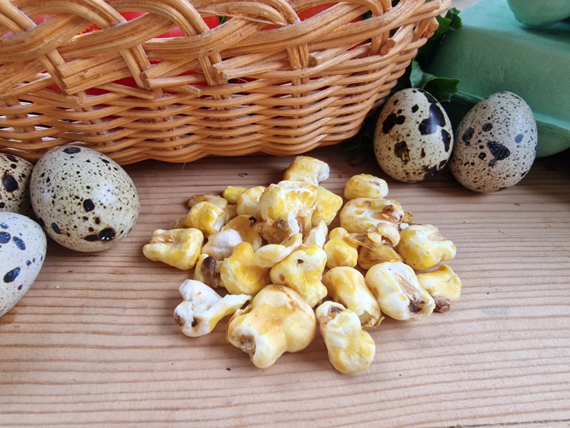Puffed maize from Urbanmat with quail eggs