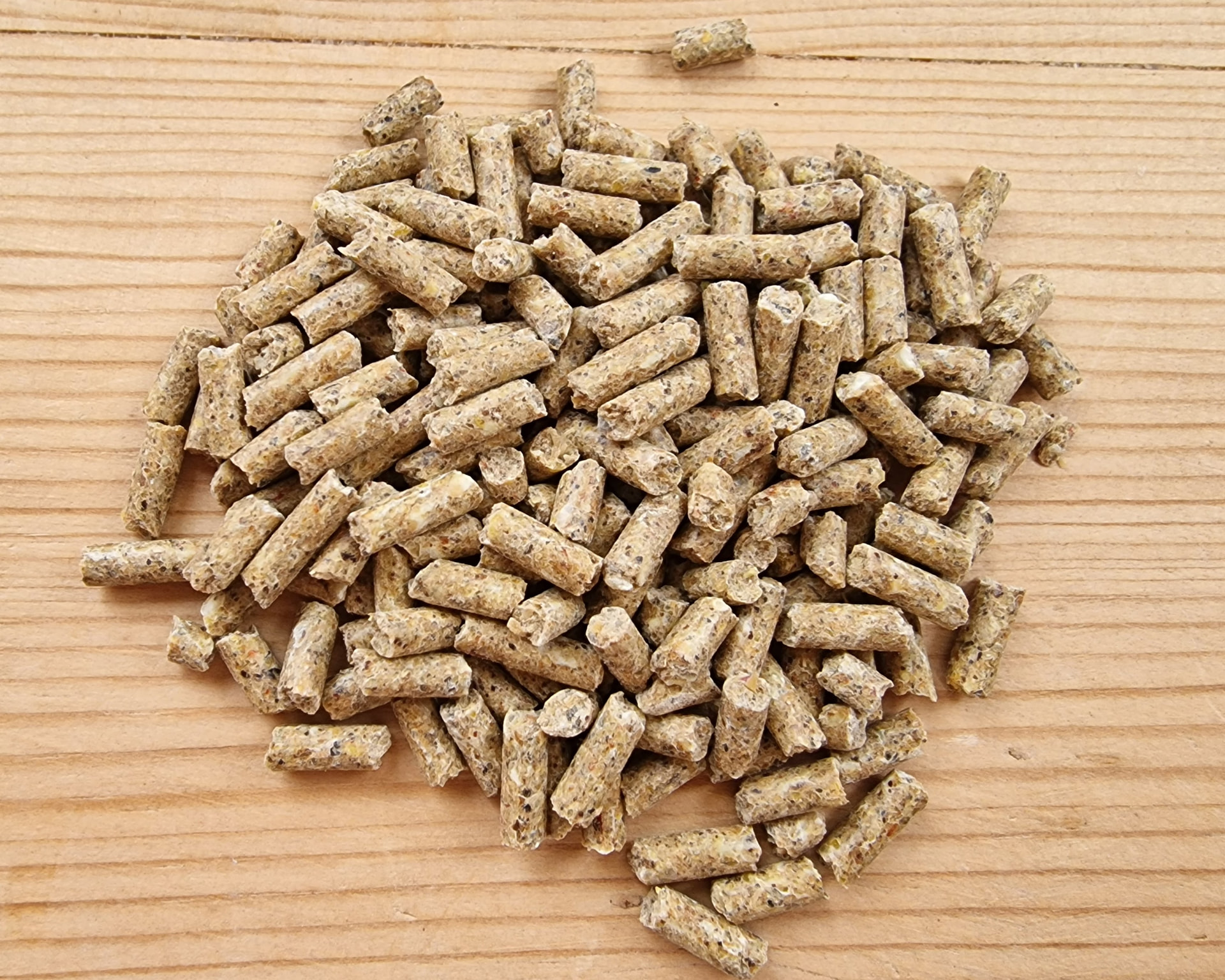 Close-up of Garvo 5030 Scratcher Layer Pellets